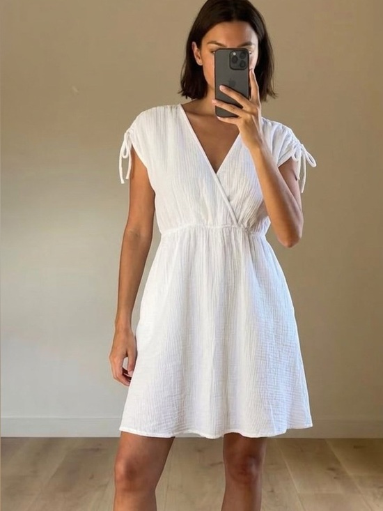 Time and Tru Dresses & Skirts - Time and Tru White V-Neck Summer Dress